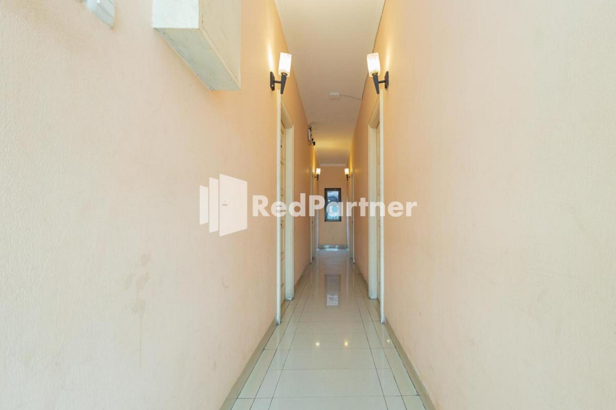 Star Hotel Jaksa Mitra Reddoorz Джакарта Экстерьер фото