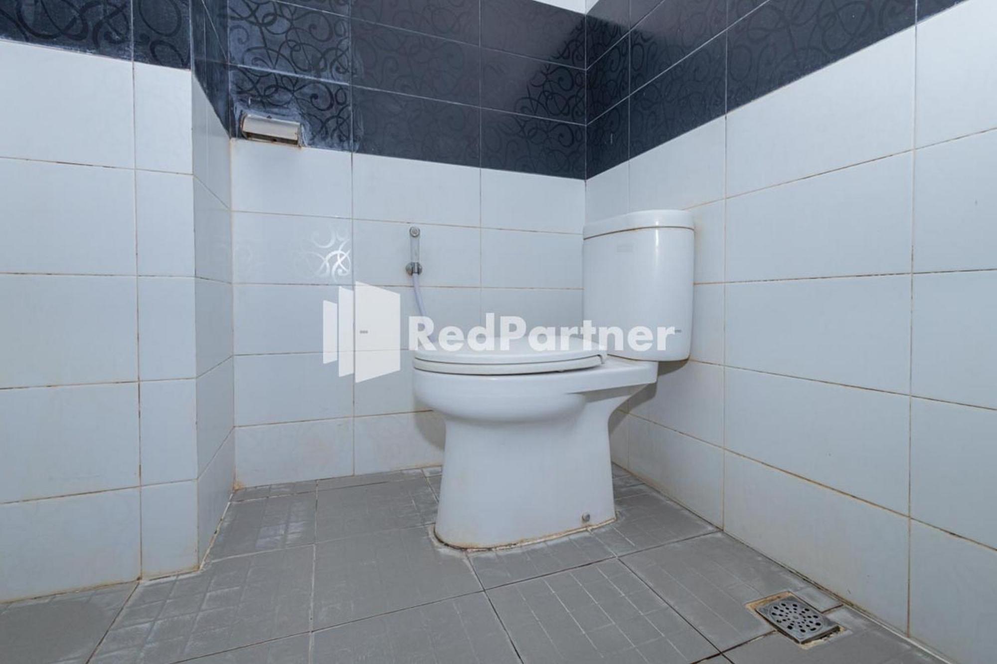Star Hotel Jaksa Mitra Reddoorz Джакарта Экстерьер фото