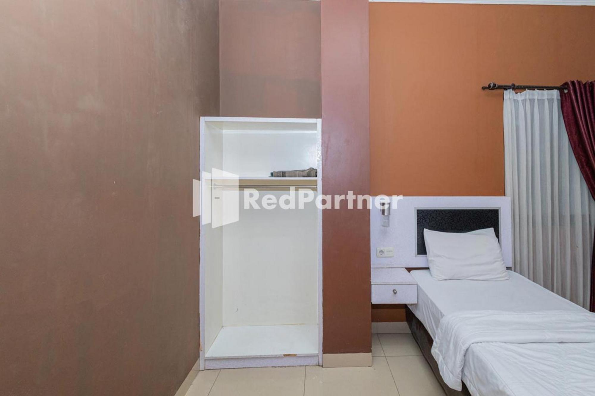 Star Hotel Jaksa Mitra Reddoorz Джакарта Экстерьер фото