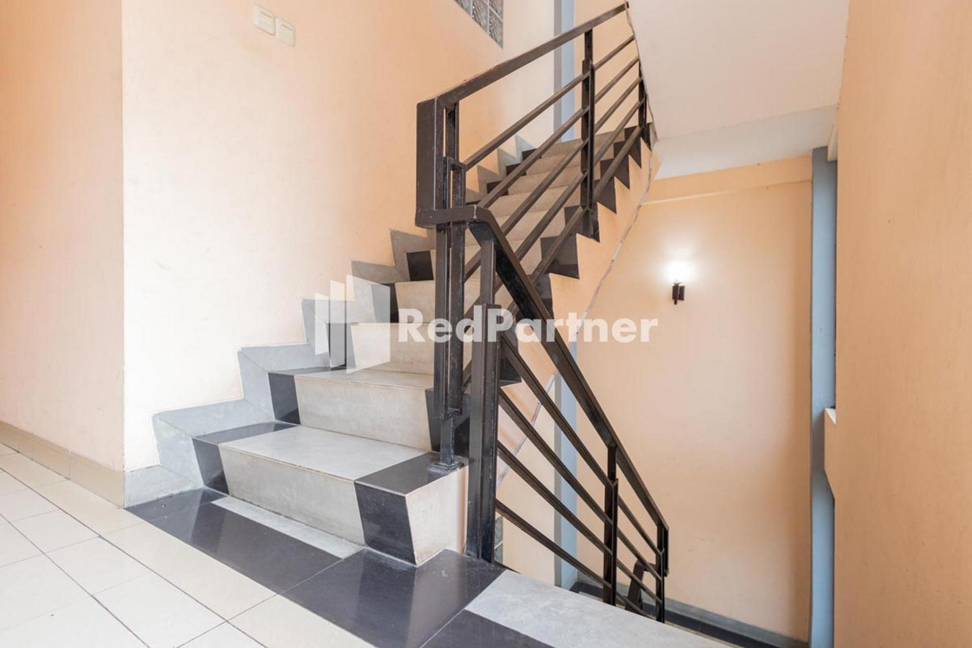 Star Hotel Jaksa Mitra Reddoorz Джакарта Экстерьер фото