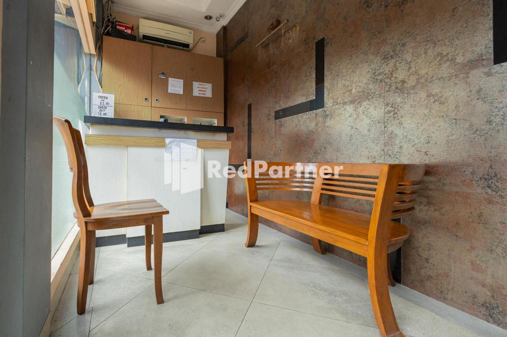Star Hotel Jaksa Mitra Reddoorz Джакарта Экстерьер фото