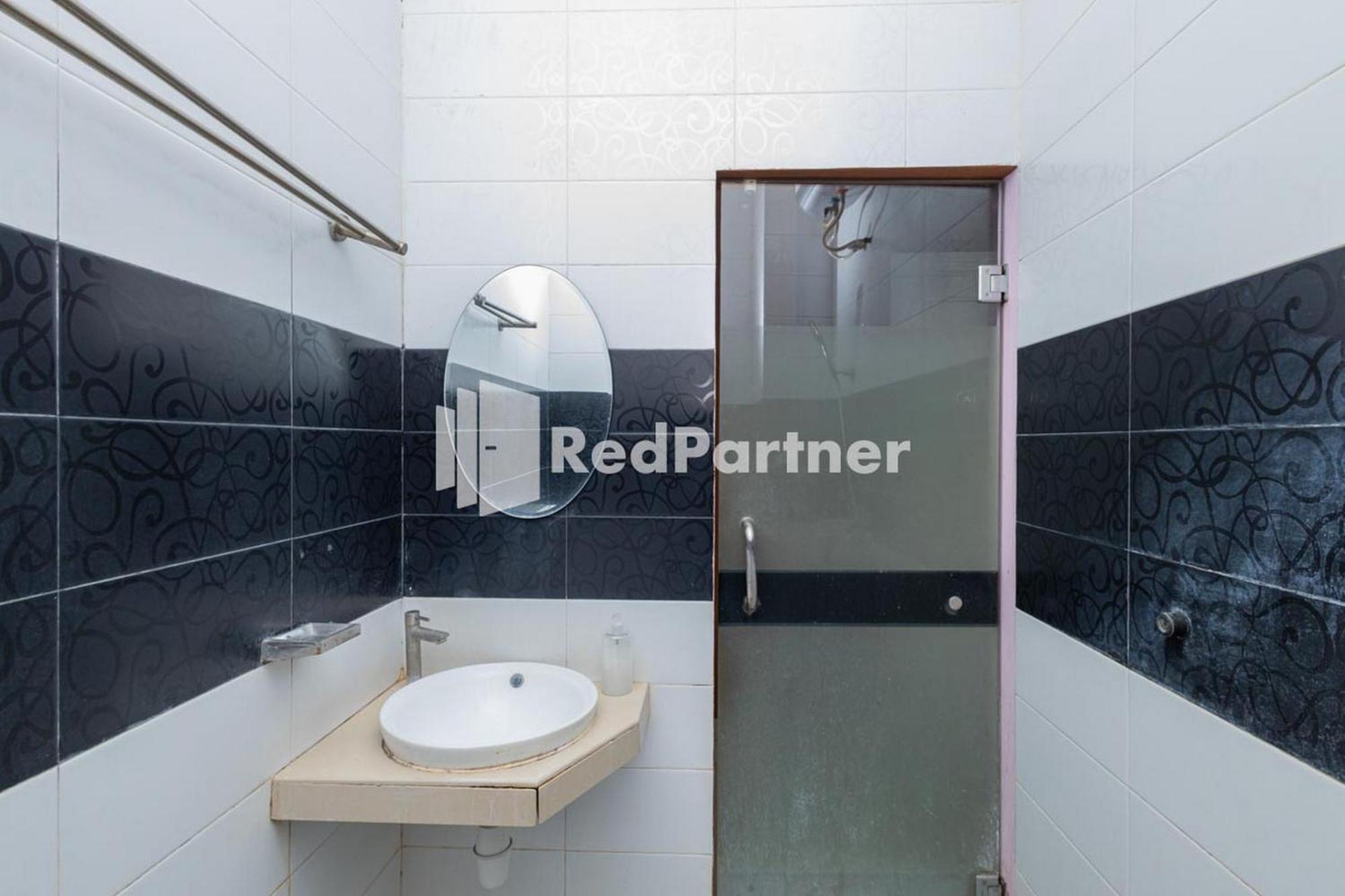 Star Hotel Jaksa Mitra Reddoorz Джакарта Экстерьер фото
