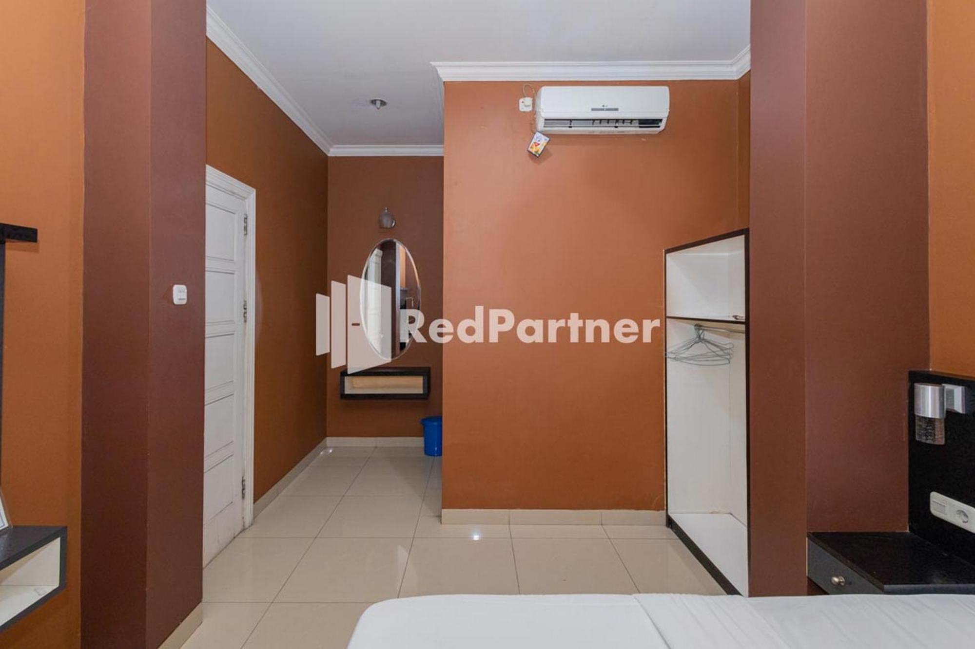 Star Hotel Jaksa Mitra Reddoorz Джакарта Экстерьер фото