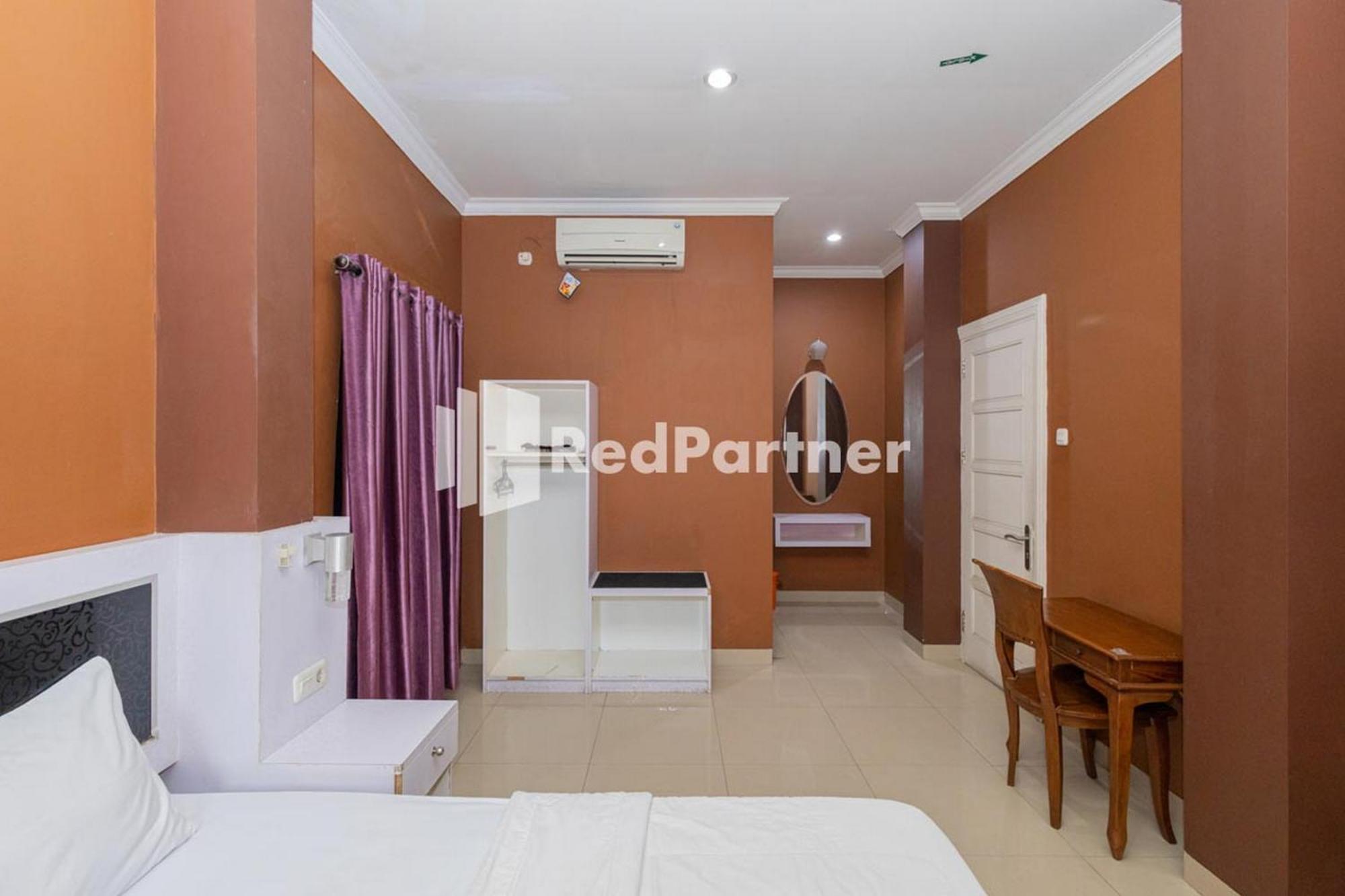 Star Hotel Jaksa Mitra Reddoorz Джакарта Экстерьер фото